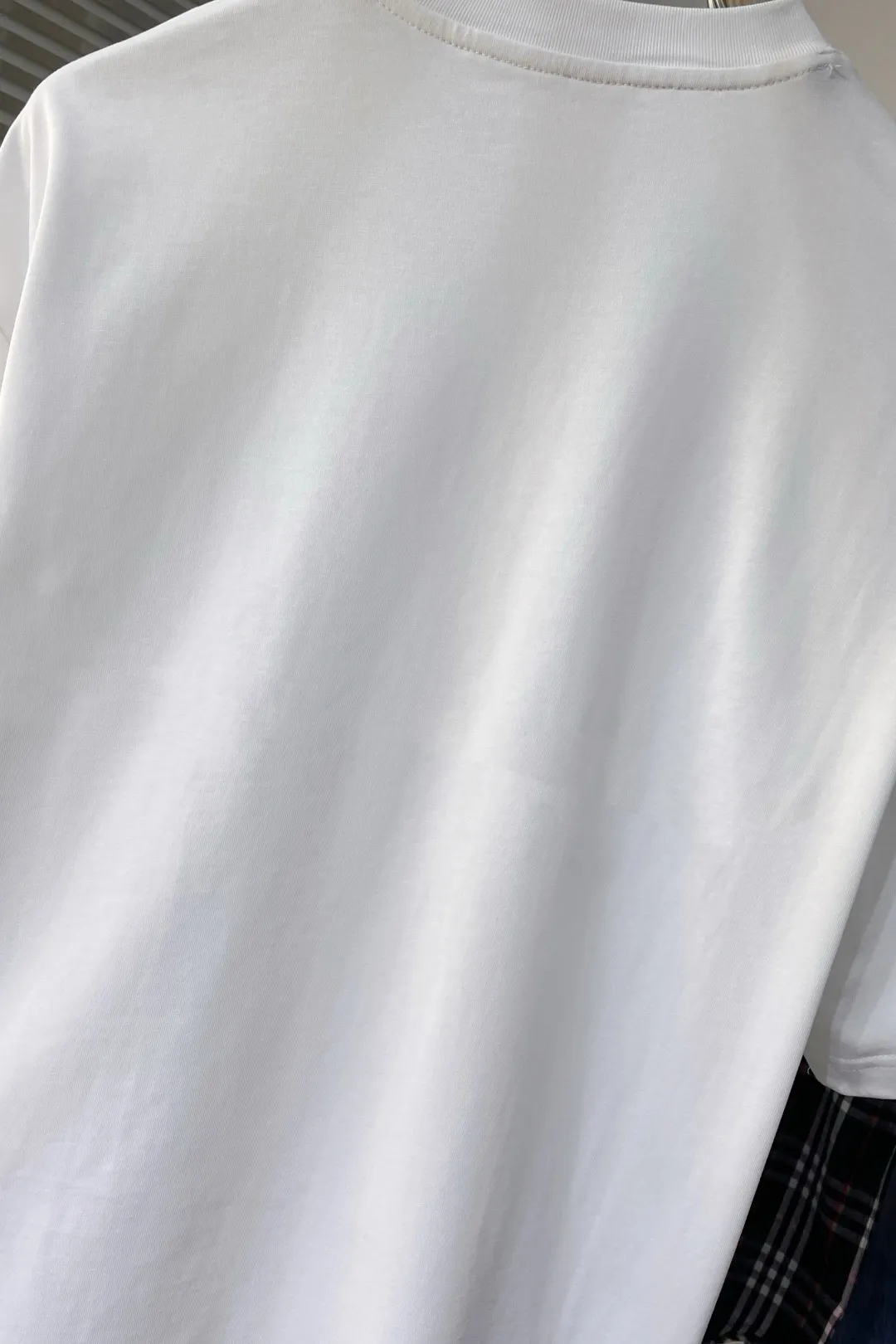 , LP🌟 The most New Arrival round neck short-sleeved couple's T-shirt in summer~~The custom-made pure cotton surface is extremely skin-friendly and comfortable. It feels very soft to the touch, with good texture and meticulous workmanship. It perfectly embodies the three-dimensional sense and conforms to the consistent design style of the brand. It is very good overall! This T-shirt is fashionable and can be worn alone as an inner layer! The effect on the upper body is great 👍 (all three standards) Color: Black White Sizes: S M L XL XXL